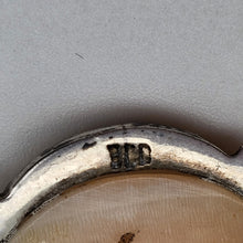 Afbeelding in Gallery-weergave laden, Schelp-camee-hangende broche die de God Apollo voorstelt met gelauwerd hoofd, in een 800/1000 zilveren zetting bezet met marcasieten, begin 20e eeuw