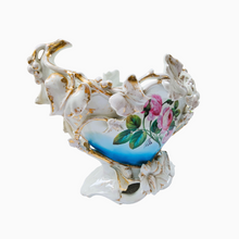 Charger l'image dans la galerie, Andenne. Vase en porcelaine au décor de fleurs et or, XIXe siècle