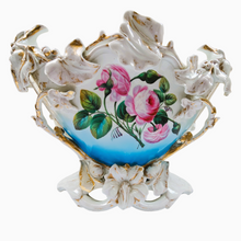 Charger l'image dans la galerie, Andenne. Vase en porcelaine au décor de fleurs et or, XIXe siècle