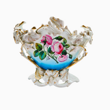 Charger l'image dans la galerie, Andenne. Vase en porcelaine au décor de fleurs et or, XIXe siècle