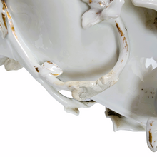 Charger l'image dans la galerie, Andenne. Vase en porcelaine au décor de fleurs et or, XIXe siècle