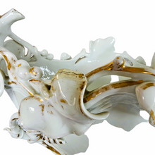 Charger l'image dans la galerie, Andenne. Vase en porcelaine au décor de fleurs et or, XIXe siècle