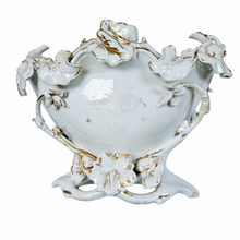 Charger l'image dans la galerie, Andenne. Vase en porcelaine au décor de fleurs et or, XIXe siècle