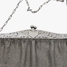 Afbeelding in Gallery-weergave laden, Sac de bal en cote de maille et monture ciselée de roses en métal argenté, années 1900