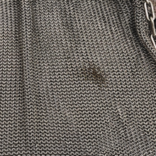 Afbeelding in Gallery-weergave laden, Sac de bal en cote de maille et monture ciselée de roses en métal argenté, années 1900