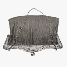 Afbeelding in Gallery-weergave laden, Sac de bal en cote de maille et monture ciselée de roses en métal argenté, années 1900