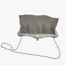 Afbeelding in Gallery-weergave laden, Sac de bal en cote de maille et monture ciselée de roses en métal argenté, années 1900