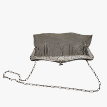 Afbeelding in Gallery-weergave laden, Sac de bal en cote de maille et monture ciselée de roses en métal argenté, années 1900