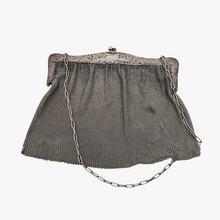 Afbeelding in Gallery-weergave laden, Sac de bal en cote de maille et monture ciselée de roses en métal argenté, années 1900