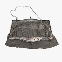 Afbeelding in Gallery-weergave laden, Sac de bal en cote de maille et monture ciselée de roses en métal argenté, années 1900