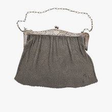 Afbeelding in Gallery-weergave laden, Sac de bal en cote de maille et monture ciselée de roses en métal argenté, années 1900