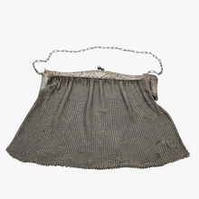 Afbeelding in Gallery-weergave laden, Sac de bal en cote de maille et monture ciselée de roses en métal argenté, années 1900