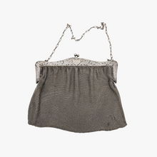 Afbeelding in Gallery-weergave laden, Sac de bal en cote de maille et monture ciselée de roses en métal argenté, années 1900