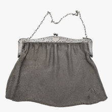 Afbeelding in Gallery-weergave laden, Sac de bal en cote de maille et monture ciselée de roses en métal argenté, années 1900