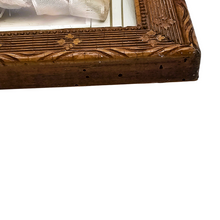 Charger l'image dans la galerie, Aumônière de communiante rose poudré en soie et passementerie dans un cadre en verre bombé, années 1890-1910