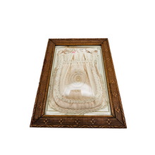 Charger l'image dans la galerie, Aumônière de communiante rose poudré en soie et passementerie dans un cadre en verre bombé, années 1890-1910