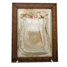 Charger l'image dans la galerie, Aumônière de communiante rose poudré en soie et passementerie dans un cadre en verre bombé, années 1890-1910