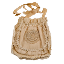 Charger l'image dans la galerie, Aumônière de communiante rose poudré en soie et passementerie dans un cadre en verre bombé, années 1890-1910