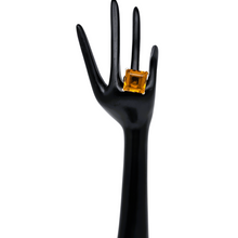 Charger l'image dans la galerie, Bague vintage en argent 925 sertie d'une pierre en cristal carrée de couleur topaze, années 1980