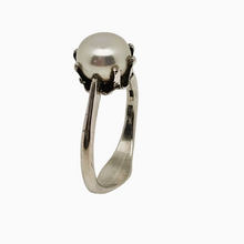 Afbeelding in Gallery-weergave laden, Art deco ring van 800 zilver bezet met een fijne natuurlijke parel, jaren 20-30