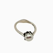 Afbeelding in Gallery-weergave laden, Art deco ring van 800 zilver bezet met een fijne natuurlijke parel, jaren 20-30