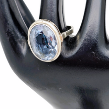 Afbeelding in Gallery-weergave laden, Oude Art Deco ring in 835 zilver bezet met een ovaal geslepen lichtblauwe spinel
