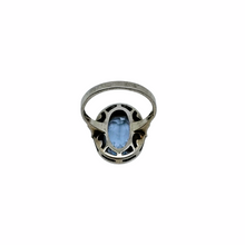 Afbeelding in Gallery-weergave laden, Oude Art Deco ring in 835 zilver bezet met een ovaal geslepen lichtblauwe spinel