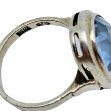 Afbeelding in Gallery-weergave laden, Oude Art Deco ring in 835 zilver bezet met een ovaal geslepen lichtblauwe spinel