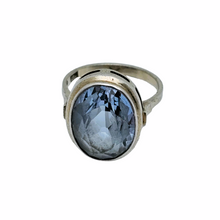 Afbeelding in Gallery-weergave laden, Oude Art Deco ring in 835 zilver bezet met een ovaal geslepen lichtblauwe spinel