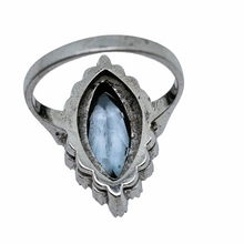 Charger l'image dans la galerie, Bague Art déco ancienne en argent 835 sertie d'un spinelle bleu clair de taille marquise entouré de 16 marcassites