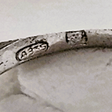 Charger l'image dans la galerie, Bague Art déco ancienne en argent 835 sertie d'un spinelle bleu clair de taille marquise entouré de 16 marcassites