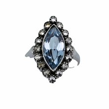 Charger l'image dans la galerie, Bague Art déco ancienne en argent 835 sertie d'un spinelle bleu clair de taille marquise entouré de 16 marcassites