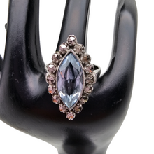 Charger l'image dans la galerie, Bague Art déco ancienne en argent 835 sertie d'un spinelle bleu clair de taille marquise entouré de 16 marcassites