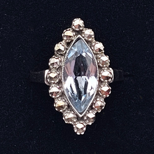 Charger l'image dans la galerie, Bague Art déco ancienne en argent 835 sertie d'un spinelle bleu clair de taille marquise entouré de 16 marcassites