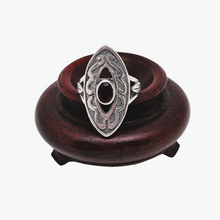 Charger l'image dans la galerie, Bague Art déco, forme navette, en argent 925 ciselé, sertie d'un grenat facetté, années 1920-1930