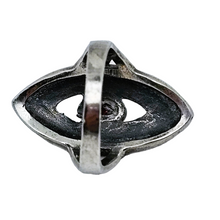 Charger l'image dans la galerie, Bague Art déco, forme navette, en argent 925 ciselé, sertie d'un grenat facetté, années 1920-1930