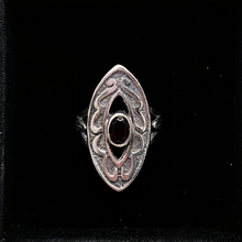 Charger l'image dans la galerie, Bague Art déco, forme navette, en argent 925 ciselé, sertie d'un grenat facetté, années 1920-1930