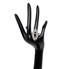 Charger l'image dans la galerie, Bague Art déco, forme navette, en argent 925 ciselé, sertie d'un grenat facetté, années 1920-1930