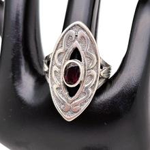 Charger l'image dans la galerie, Bague Art déco, forme navette, en argent 925 ciselé, sertie d'un grenat facetté, années 1920-1930