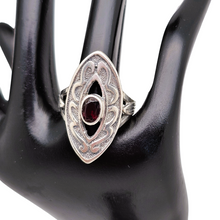 Charger l'image dans la galerie, Bague Art déco, forme navette, en argent 925 ciselé, sertie d'un grenat facetté, années 1920-1930