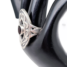 Charger l'image dans la galerie, Bague Art déco, forme navette, en argent 925 ciselé, sertie d'un grenat facetté, années 1920-1930