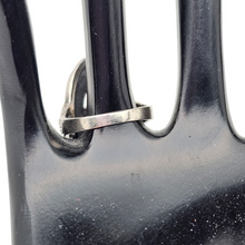 Charger l'image dans la galerie, Bague Art déco, forme navette, en argent 925 ciselé, sertie d'un grenat facetté, années 1920-1930