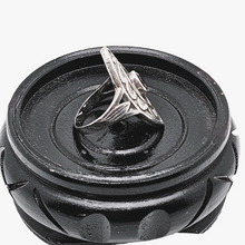 Charger l'image dans la galerie, Bague Art déco, forme navette, en argent 925 ciselé, sertie d'un grenat facetté, années 1920-1930