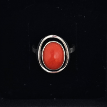 Afbeelding in Gallery-weergave laden, Art Deco ring van 835 zilver bezet met ovale roodkoraal cabochon, jaren 30-40