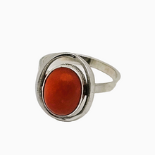 Afbeelding in Gallery-weergave laden, Art Deco ring van 835 zilver bezet met ovale roodkoraal cabochon, jaren 30-40