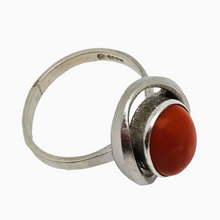 Afbeelding in Gallery-weergave laden, Art Deco ring van 835 zilver bezet met ovale roodkoraal cabochon, jaren 30-40
