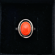 Afbeelding in Gallery-weergave laden, Art Deco ring van 835 zilver bezet met ovale roodkoraal cabochon, jaren 30-40