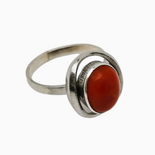 Afbeelding in Gallery-weergave laden, Art Deco ring van 835 zilver bezet met ovale roodkoraal cabochon, jaren 30-40