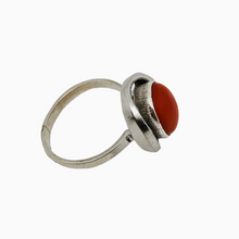 Afbeelding in Gallery-weergave laden, Art Deco ring van 835 zilver bezet met ovale roodkoraal cabochon, jaren 30-40