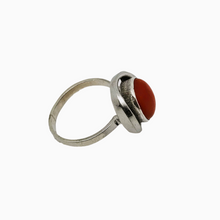 Afbeelding in Gallery-weergave laden, Art Deco ring van 835 zilver bezet met ovale roodkoraal cabochon, jaren 30-40